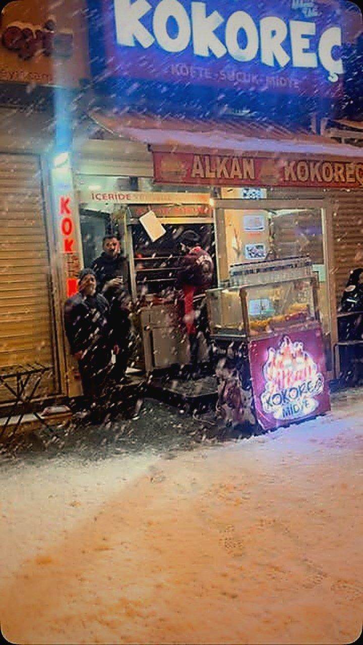 Alkan Kokoreç dükkanının gece dışarıdan görünüşü